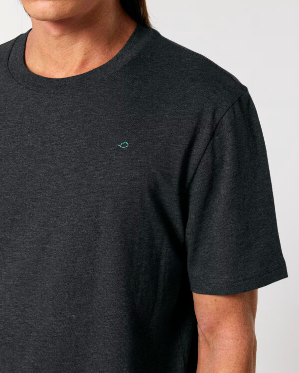 Camiseta jaspeada unisex - Bordado nube fins al cel - Posidonia - color Negro - 17 - Imagen 3